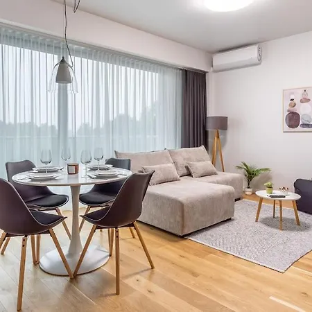 Family With Air-conditioning, Balcony, Free Parking! *