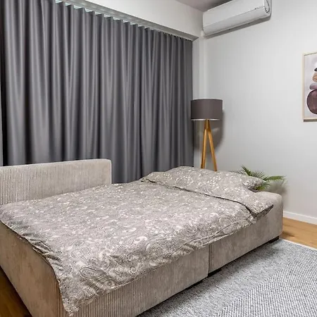 Family With Air-conditioning, Balcony, Free Parking! *