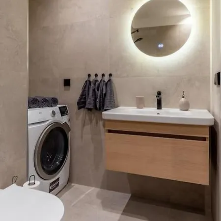 Apartment Family With Air-conditioning, Balcony, Free Parking! *