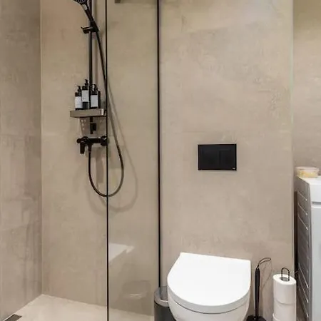 Apartment Family With Air-conditioning, Balcony, Free Parking! *