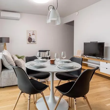 Апартаменты Family With Air-conditioning, Balcony, Free Parking!