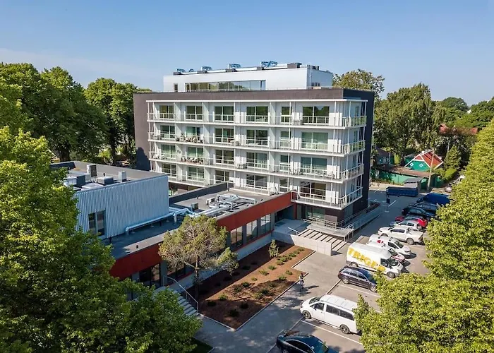 Family With Air-conditioning, Balcony, Free Parking! *